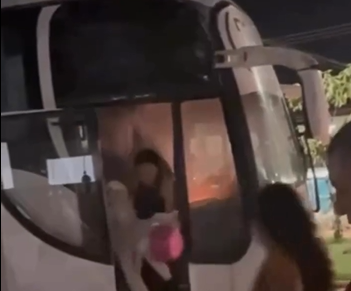 Princípio de incêndio em ônibus de universitários deixa aluno com queimaduras