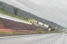 Carreta-tanque tomba na BR-163 e interdita rodovia por várias horas