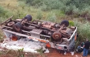 Motorista morre após caminhão tombar e ter cabine esmagada em rodovia no interior