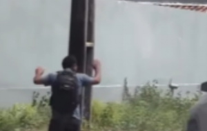 Vídeo mostra momento em que suspeito de invadir casa e estuprar mulher é preso