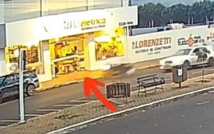 Motociclista é lançado ao chão após bater em carro estacionado em avenida