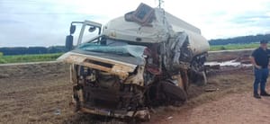 Caminhoneiro morre preso às ferragens após batida com outra carreta em rodovia do interior