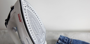 Mãe é presa após queimar filha com ferro quente por não arrumar o quarto