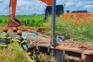 Pá carregadeira se desprende, atinge cabine e mata motorista em rodovia de MT