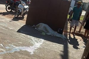 Mulher morre em colisão entre motos; menor foge sem prestar socorro