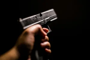 Dupla armada invade bar, tenta matar mulher e homem ligado à facção