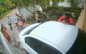 Trio faz grupo de meninas  refém durante assalto a residência