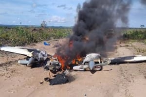 Avião de pequeno porte cai e explode em estrada rural de Mato Grosso