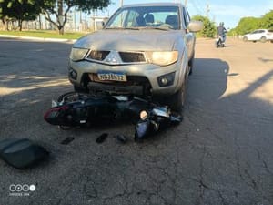 Colisão entre caminhonete e moto deixa duas mulheres feridas