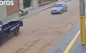Passageiro de carro atira  e mata motociclista no meio da rua em MT