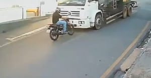 Motociclista colide com caminhão em Cuiabá; vítima fica ferida