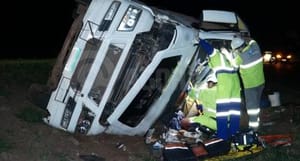 Motorista fica preso às ferragens após carreta tombar em Rondonópolis