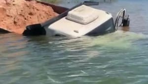 Motorista perde freio, joga caminhão no Lago do Manso e escapa ileso
