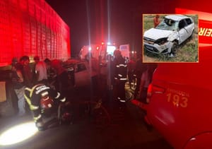 Vítima fica presa às ferragens com fratura exposta e cinco se ferem em capotamento