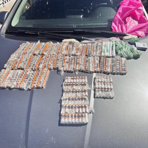 PMe PRF apreendem R$ 300 mil em remédios para emagrecer e prendem casal por contrabando