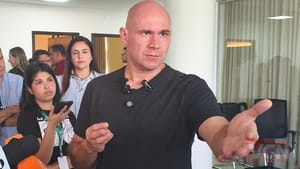 "Ele pagou R$ 21 mi em livros, viajou para Espanha e deixou a gente se ferrando", diz Abilio