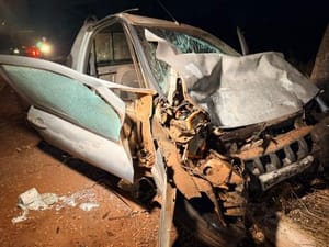 Motorista faz zigue-zague na BR-070, bate em carreta e fica gravemente ferido