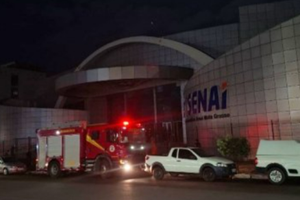 Incêndio em sala de equipamentos leva à evacuação de faculdade em Cuiabá