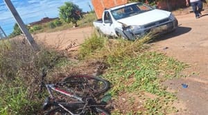 Adolescente é lançado em bueiro após ser atropelado por picape em Rondonópolis
