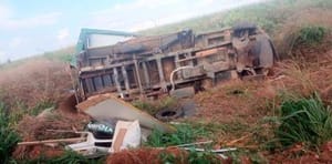 Caminhão sai da pista, tomba e deixa dois feridos na BR-163 em Sorriso