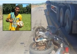 Criança de 2 anos morre após acidente de moto; pai não resiste no local