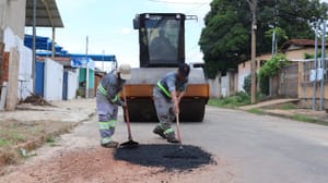 Prefeitura realiza patrolamento no bairro Manaíra e tapa-buracos em três bairros