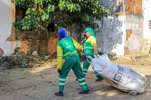 Prefeitura remove sete toneladas de lixo de condomínio interditado por risco à saúde pública