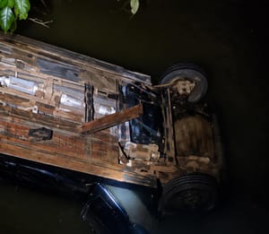 Casal morre e criança é resgatada com vida após carro cair em rio em cidade de MT