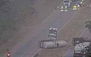 Motorista morre preso às ferragens em acidente entre duas carretas em rodovia de MT