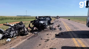 Casal de idosos morre em grave acidente entre carro e dois caminhões em rodovia federal