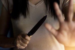 Mulher esfaqueia companheiro após levar tapa durante discussão em bar