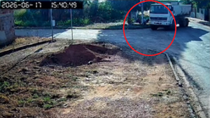 Caminhão atropela e mata motociclista de 32 anos em via no interior