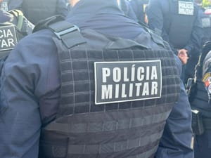 Polícia Militar prende homens por princípio de incêndio e pichar shopping