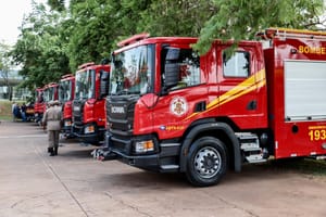 Corpo de Bombeiros usou nove viaturas e 23 militares para combater incêndio em barracão