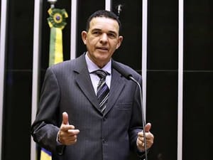 Juarez ironiza denúncia de propina: “Quem recebe R$ 30 milhões vai querer BMW?”