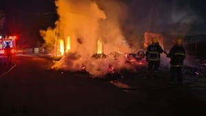 Carro é destruído por incêndio e fogo atinge casa de madeira em Cuiabá