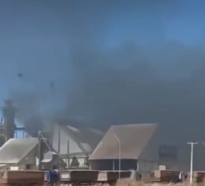 Incêndio de grandes proporções atinge armazém de empresa do agronegócio em Sorriso