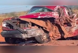 Idoso morre na hora em acidente grave entre caminhonete e caminhão em Mato Grosso