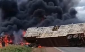 Colisão entre viatura da PM e carretas provoca incêndio e mata duas pessoas na BR-174