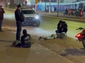 Motociclista bate em viatura durante perseguição policial e casal fica ferido em VG