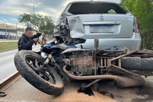 Câmera registra motociclista colidindo contra carro parado na Avenida Beira Rio