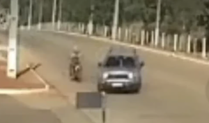 Motociclista morre após ser atingido por Jeep em cruzamento; veja vídeo