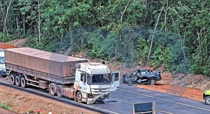 Colisão frontal entre carro e carreta deixa dois mortos na BR-163 em Sorriso