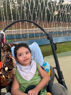 Arraiá Solidário busca arrecadar recursos para tratamento de menino cuiabano contra doença ultrarrara