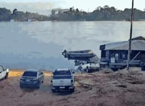 Motorista esquece freio de mão e carro desce sozinho para dentro de rio em Alta Floresta
