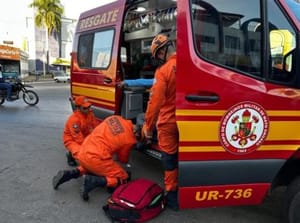 Trabalhador cai de altura de quatro metros e é socorrido pelos bombeiros