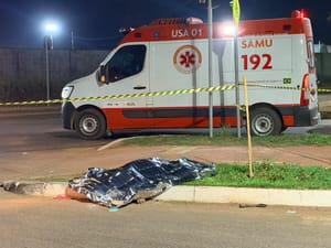 Mulher morre atropelada por caminhão após cair de motocicleta em Cuiabá