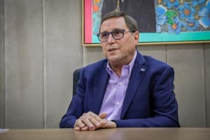 Mauro Carvalho entrega carta de renúncia do cargo de secretário da Casa Civil de MT