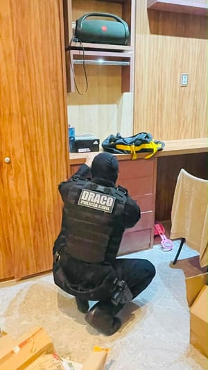 Polícia Civil cumpre 9 mandados de prisão e apreende carros de luxo de facção