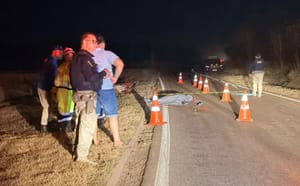Homem morre ao ser atropelado por carro em rodovia de cidade de Mato Grosso